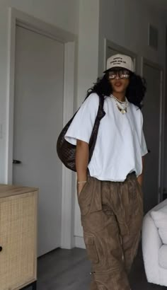 Tomboy Vacation Outfits, Black Masc Women Outfits, Stem Summer Outfits, Comfy Streetwear Outfits, Black Pants Outfit Summer, Stemme Fashion, Guatemala Outfits, Khaki Aesthetic, Rainy Day Outfit Summer