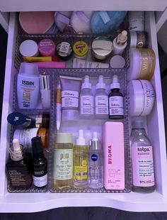 Skincare Drawer Aesthetic, Dresser Organization Ideas Bedroom, Skincare Products Organization, Organized Drawers Aesthetic, Skin Care Drawer Organization, How To Organize Vanity Drawers, Vanity Organization Drawer, Make Up Drawer Organisation, Skincare Drawer Organization