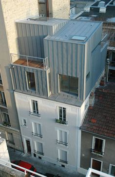 an apartment building with several balconies on the roof