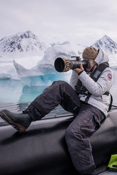 Arctic Photography Expedition Cruise Antarctica Outfit, Travel Photographer Aesthetic, Neautral Clothing, Photography Studio Spaces, National Geographic Expeditions, Photographer Aesthetic, Arctic Explorers, National Geographic Photographers