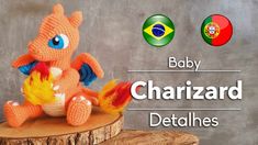 a crocheted stuffed animal sitting on top of a wooden stump with the words baby charizard detalhes