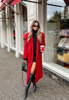 #red#fashion #trendy Trench Coat Outfit Fall, Red Boots Outfit, Chic Capsule Wardrobe, Costum Elegant, Chique Outfit, Mode Editorials, Winter Fashion Outfits Casual