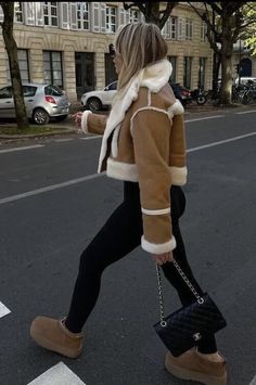 How To Wear Uggs, Mode Au Ski, Vinter Mode Outfits, Ugg Outfits, Stile Blair Waldorf, Chique Outfit, Thanksgiving Outfit Women, Mini Outfit