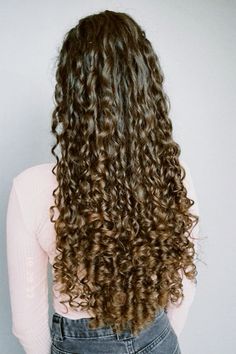 #cabeloscacheados #cortesdecabelo 3b Long Hair, A3 Hair, Curly Afro Hair, Preppy Hairstyles, Hair Styels, Curls For The Girls, Crimped Hair