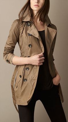 Abercrombie And Fitch Outfit, Trench Coat Burberry, Burberry Trenchcoat, High Waisted Jeans Outfit, Pijamas Women, Modern Womens Fashion, Winter Outfits For Girls, Cute Coats, Burberry Trench Coat