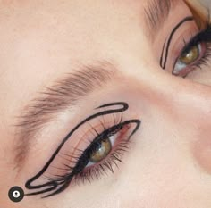 Wavy Eyeliner, Grafic Eyeliner Makeup, Abstract Eyeliner, Funky Eyeliner, Cleopatra Halloween Makeup, Eyeliner Graphic, Applying Eyeliner, Cleopatra Halloween