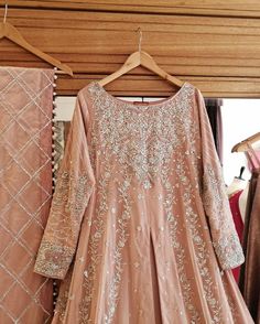 Gold Lehenga Bridal, Rose Gold Lehenga, Gold Lehenga, Lehenga Bridal, Shadi Dresses, Pakistani Formal Dresses, Heavy Dresses, Latest Bridal Dresses, Bridal Dresses Pakistan