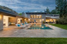 Luxe California ranch home designed for West Coast lifestyles with sliding glass walls open to the pool terrace & indoor outdoor living. Modern California Ranch, Newport Beach House, Beach Houses For Sale, Los Angeles Architecture, Home Pool, Clerestory Windows