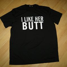 I Like Her Butt Black & White T Shirt Xl - Girlfriend Gal Pal Wife Men's Xlarge Size: Adult Men's Extra Large / Xl Measurements: 24" From Pit To Pit X 20" Shoulder X 30" Long Material: Light Weight Black Stretch Polyester Garment Label: "Hlraizz. Xl." Condition: Excellent / Unworn Black Relaxed Fit Funny Tops, Sporty Fitted Shirt With Letter Print, Fitted Black Shirt With Funny Print, Black Stretch Shirt With Letter Print, Fitted Black Shirt With Letter Print, Unisex Black Shirt With Letter Print, Relaxed Fit Black Shirt With Funny Text, Trendy Black Shirt With Funny Text, Fitted Black Shirt With Funny Text