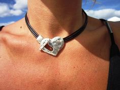 Choker Necklace Silver, Necklaces Black, Diy Leather Bracelet, Women Choker Necklace, Heart Choker Necklace, Big Necklace, Pearl Statement Necklace, Womens Chokers, Jewelry Heart