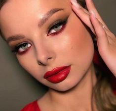 Eyeshadow Halloween, Black And Red Makeup, Red Eyeshadow Makeup, Red Eyeshadow Look, Maquillage Halloween Simple, Red Makeup Looks, Halloweenský Makeup