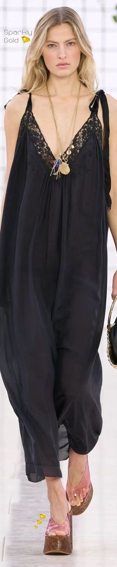 #Chloé #Spring2025 #Collection2025 #Runway #SparklyGold #HauteCouture #Fashion Necklace Charms, Crochet Fabric, Looks Black, Eastern Europe, Vintage Buttons, Beautiful Fashion, Charm Necklace