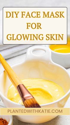 Do you want glowing skin without spending a lot of money on expensive skincare products? This is the best homemade face mask to achieve that! With simple ingredients you probably already have at home, you can create a DIY face mask that makes your skin shine. #facemask #diyskincare #facemaskrecipe Best Homemade Face Mask, Face Mask For Glowing Skin, Mask For Glowing Skin, Homemade Makeup Remover, Homemade Face Mask, Homemade Makeup, Beauty Hacks Skincare, Homemade Scrub, Glowing Skin Mask