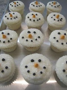 there are many cupcakes that have been decorated like snowmen