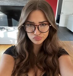 Adeline Reilly, Brunette Glasses, Glasses For Oval Faces, Cute Glasses Frames, Glasses Frames Trendy, Glasses For Your Face Shape, Glasses Inspo, Glasses Inspiration, Chic Glasses