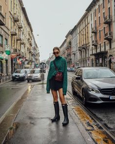 Long Rain Boots Outfit, Fall Hunter Boots Outfits, Rain Boots Street Style, Long Hunter Boots Outfit, Hunter Commando Boots Outfit, Hunter Boots Outfit 2023, Hunter Tall Boots Outfit, Rainboot Outfits Spring, Mid Calf Rain Boots Outfit