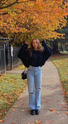 20 fall outfits ideas using clothes you already own/latest and stylish western outfits ideas https://www.youtube.com/watch?v=fQoi5e2P5ZA Black Outfit With Doc Martens, Outfits To Wear Doc Martens With, Casual Fall Outfits Doc Martens, Chill Doc Marten Outfits, Thanksgiving Outfit With Doc Martens, Fall Outfits 2023 Doc Martens, Dr Martens Outfit Work Casual, Doc Martens Outfit Jeans Casual, Mom Jeans And Doc Martens Outfit