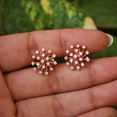 A beautiful cluster of diamond popping out of the center to create look of a start burst. Each individual diamond studded to make the cluster look vibrant. * Diamond Size : 1.45 mm * Total Diamond Weight : 0.47 ct * Diamond Color/Purity : H-I/Vs-Si * Gold : 3.56 gms, 14K Solid Gold * Dimension : 13mm x 13 mm Find us on Instagram for exquisite designs: @abhikajewels Like us on Facebook: www.facebook.com/Abhikajewels Thank you for visiting our shop.. :) Diamond Earrings Indian, Cluster Earrings Studs, Bridal Statement Earrings, Diamond Earrings Design, Star Burst, Diamond Cluster Earrings, Bangles Jewelry Designs, Gold Bangles Design, Gold Fashion Necklace