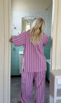 Pijama Set Aesthetic, Pink Slippers Outfit, Amanda Djerf, Pajama Day, Cute Pjs, Cute Pajama Sets, Pink Set, Cute Pajamas, Jeans Boyfriend