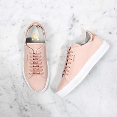 via @inspirations_closet on Instagram http://ift.tt/1N9wTPZ Sneaker Trend, Urban Legend, Stil Boho, Metallic Heels, Dream Shoes, Ootd Outfit