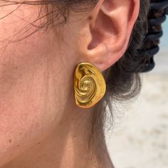 The Shell earrings, now with 30% discount! A pair of stud earrings with a shell-like shape, thought to be worn all summer long, either with a casual outfit or for a dinner-out date. 3d Jewelry, Sea Side, Funky Earrings, Golden Earrings, Magic Ring, Shell Earrings, Glow Up?, Casual Outfit, Mood Boards