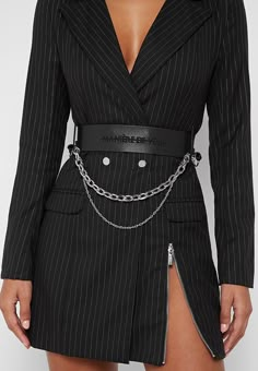 Blazer Dress Aesthetic, Street Style Blazer, Dress With Chains, Blazer Accessories, Blazer Ideas, Blazer Dress Outfits, Áo Blu, Blazer Dresses, Black Blazer Dress