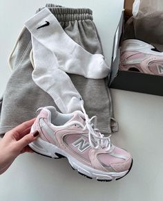 Pink Workout Clothes, Nb 530, Bicycle Trainers, Squeaky Shoes, Pink Workout, Shoe Inspiration, Shoe Inspo, Swag Shoes, Abayas Fashion