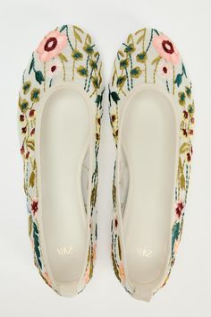 FLORAL FLATS - Off White | ZARA United States Disco Barbie, Barbie Cowgirl, Beauty Gift Card, Mary Jane Ballet Flats, Elegant Outfit Classy, Outfit Classy, Lace Designs, Floral Flats, Wedding Shoes Flats