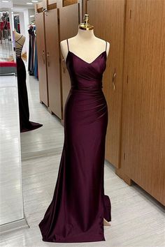 कैबर्नेट साटन वी नेक लेस-अप बैक प्लीटेड लॉन्ग प्रोम ड्रेस के साथ गाद Burgundy Evening Dress, Prom Dress Inspo, Simple Prom Dress, Spaghetti Strap Prom Dress, Looks Party, Prom Dress Inspiration, Cute Prom Dresses, Pretty Prom Dresses, Popular Dresses