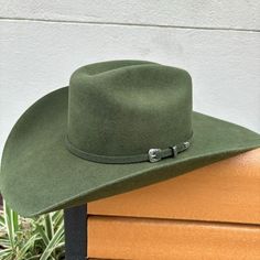 Serratelli Hat Company Forest Green Wool Hat 
Satin Lined 
Made in the USA 
  Made in the USA  Brim: 4.25 inches  Color: Forest  Long Oval  2X Wool Green Felt Hat, Colored Felt Cowboy Hats, Green Hat Outfit, Green Cowboy Hat, Western Riding Clothes, Women Cowboy Hat, Granola Western, Cowboy Hat Design, Western Fits