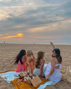 Clothing Store Aesthetic, Aesthetic Beach Sunset, Beach Picnic Party, 18th Birthday Party Ideas, Pastel Skies, Girls Beach Trip, 18th Birthday Ideas, Have The Best Day, Aesthetic Picnic