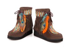 Ethnic tassel boots with feather embroidery boots cs-0021 from Mileg Trendy Winter Boots, Plus Size Autumn, Embroidery Boots, Stylish Winter Boots, Native American Woman, Buy Womens Boots, Feather Embroidery, Tassel Shorts, Tassel Shoes