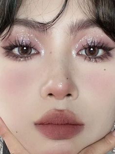 Holiday Makeup Trends to Try - Easy Winter Makeup Trends Asian Fairy Makeup, Prom Korean Makeup, Birthday Makeup Asian, Everyday Douyin Makeup, Korean Baddie Makeup, Asian Makeup Wedding, Korean Makeup On Dark Skin, Asian Prom Makeup, Simple Birthday Makeup Look