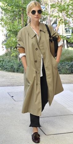 Clemence Poesy Style, Trenchcoat Style, Cute Airport Outfit, Clemence Poesy, Mode Mantel, Trench Coat Outfit, Jeanne Damas, Trench Coat Style, Venice Film Festival