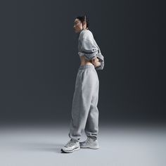 Grounded in style, comfort and versatility, meet our take on luxury loungewear. Whether you're running errands or rewatching your favorite show, these midweight fleece sweats feel extra soft on the inside to help keep you cozy. The oversized fit is intended to sit high on your hips for comfort and a stay-put feel. Oversized Sweatpants Outfit, Nike Sweatpants Outfit, Nike Sportswear Phoenix Fleece, Oversized Sweatpants, Luxury Loungewear, Luxury Sportswear, Sweatpants Outfit, Nike Sweatpants, Loungewear Luxury