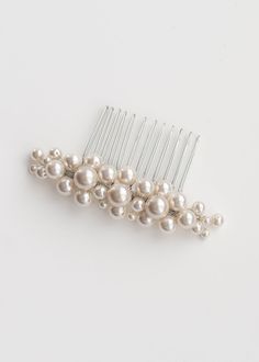 Poppy Pearl Bridal Comb has a perfect blend of beauty and elegance. This gorgeous wedding headpiece is meticulously handcrafted with Austrian crystalised pearls. The pearls have been arranged to form it stunning shape, creating a beautiful wedding comb. Handcrafted with attention to detail, this comb is the perfect accessory to complement your bridal look. DETAILS - Austrian crystalized Pearls & Freshwater Pearls - Rhinestones - Silver (Rhodium), Gold or Rose Gold plated finish.  - Metal comb - Pearl Headpiece Wedding, Pearl Hair Comb Wedding, Pearl Bridal Comb, Pearl Comb, Pearl Bridal Headpiece, Wedding Hair Clip, Wedding Comb, Pearl Headpiece, Bride Headpiece