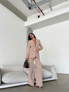 Illuminate your professional presence with our Nude Pantsuit Set, a true symbol of modern chic. Made with a blend of 85% polyester and 15% elastane, this set combines resistance and flexibility for an impeccable fit all day long. The structured jacket elegantly highlights your figure, while the pants, designed to follow your movements, offer exceptional ease. The nude color is not only trendy but also versatile, pairing wonderfully with different accessories and colors. Whether you're in a business meeting or at an after-work cocktail, this set promises a sophisticated look and optimal comfort. Structured Jacket, Business Meeting, Nude Color, Modern Chic, Office Wear, Kendall Jenner, Blazer, How To Wear, Color