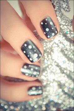 Dotted Manicure with a hint of glitter. Want to try this! Polka Dot Nail Designs, Nail Art Noel, Unghie Nail Art, Nails Glitter, Get Nails