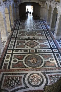 an intricately designed floor in the middle of a building