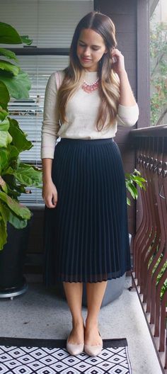 Love this skirt! #ladylawyer #workwear #ootd Midi Outfits, Pleated Skirt Outfit, Flats Outfit, Black Pleated Skirt, Trendy Skirts, Work Fashion, Look Chic, Outfits Casuales