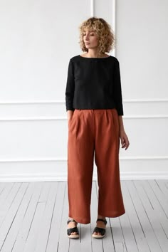 Linen Culottes, Simple Wardrobe, Linen Bottoms, Wooden Clogs, Trendy Summer Outfits, Summer Outfit Inspiration, Pantalon Large, Cropped Trousers