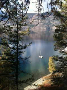 there is a boat that is floating in the water