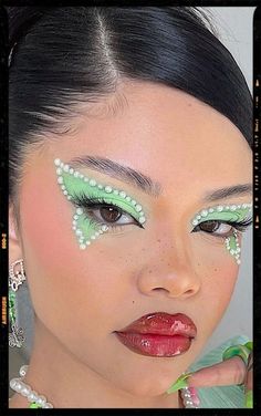 Best Bright Eyeshadow Looks : Green Butterfly Look Eyeshadow Looks Green, Euphoria Maddy, Ideas Maquillaje, Rhinestone Makeup, Bright Eyeshadow, Fantastic Fashion