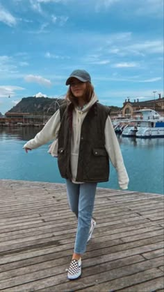 Cute Traveling Outfits Summer, Casual Surfer Style, Chilly Rainy Day Outfit Casual, Sporty Womens Outfits, Outdoor Outfits For Women Fall, Cute Fall Transition Outfits, Non Basic Fall Outfits, Rainy 60 Degree Weather Outfit, Montana Clothing Style