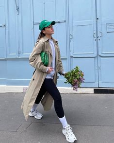 Green Hat Outfit, Cap Outfits For Women, Black Leggings Casual, Alexandra Pereira, Leggings Outfit Casual, Day In Paris, Cap Outfit, Leggings Outfits