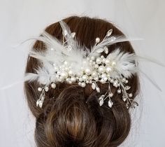 "IVORY FEATHER FAUX PEARL AND CHRISTAL RHINESTONE COMB - STYLE \"SHANIA FEATHER\" WITH or WITHOUT BIRDCAGE VEIL THE HEADPIECE - This beautiful bridal comb is 6-7\" across and 4-5\" tall at the highest point. It is accented with soft rooster saddle feathers and contains dozens of beautiful ivory faux pearls and brilliant, sparkling rhinestones. Several of the wires can easily be moved around so your hairdresser can work it around your hairstyle Whether you wear your hair up or down this faux pear Veil With Feathers, Rhinestone Hairpiece, Rhinestone Veil, Sparkle Veil, Feather Hair Pieces, Birdcage Veil Wedding, Pearl Comb, Pearl Bridal Headpiece, Green Weddings