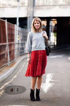 Love this skirt. Diy Skirts, Fancy Skirts, Vanessa Jackman, London Fashion Weeks, Pretty Skirts, Red Skirt, Fashion Week Runway, Red Skirts, Beautiful Skirts