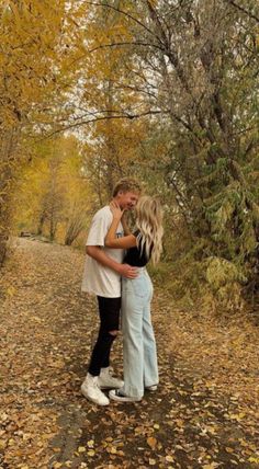 couple pose Fall Couple Photos Aesthetic, Instagram Poses Couple, Insta Poses For Couples, Boyfriend Fall Aesthetic, Cute Couple Instagram Pictures, Granola Boyfriend Aesthetic, Couple Insta Poses, Ideas For Couples Photos, Couple Fall Pics