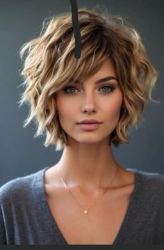 Hello... brune ou blonde, le choix est simple😉😊 Messy Wavy Hair, Shaggy Short Hair, Haircuts For Women Over 50, Timeless Looks, Gorgeous Hairstyles, Choppy Hair, Messy Short Hair, Edgy Short Hair, Short Choppy Hair