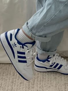 Looks Adidas, Adidas Outfit Shoes, Pretty Shoes Sneakers, Adidas Shoes Women, Adidas Vintage, Cute Sneakers, Fresh Shoes